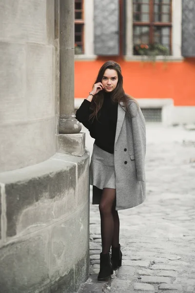 Retrato de mulher de moda de menina bonita na moda posando na cidade na Europa — Fotografia de Stock