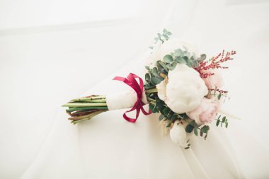 Farklı çiçeklerden oluşan lüks bir düğün buketi.