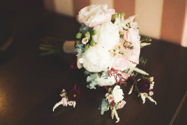 Farklı çiçeklerle güzel bir düğün buketi, güller