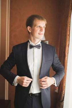 Genç ve yakışıklı bir adam iş toplantısından sonra bir otelde dinleniyor.