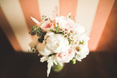 Farklı çiçeklerden oluşan lüks bir düğün buketi.