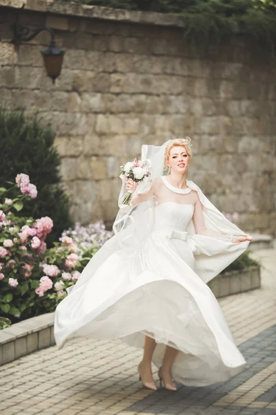 Bela noiva de luxo em vestido branco elegante — Fotografia de Stock