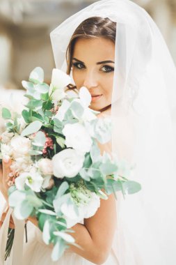 Harika gelin buketi bir lüks beyaz elbise ile
