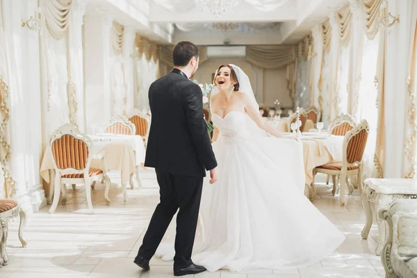 Pareja romántica bailando y besándose en su boda —  Fotos de Stock