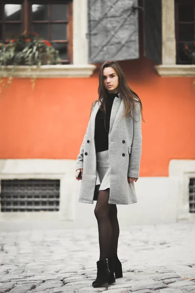 Mode kvinna porträtt av unga ganska trendig tjej poserar på city i Europa — Stockfoto