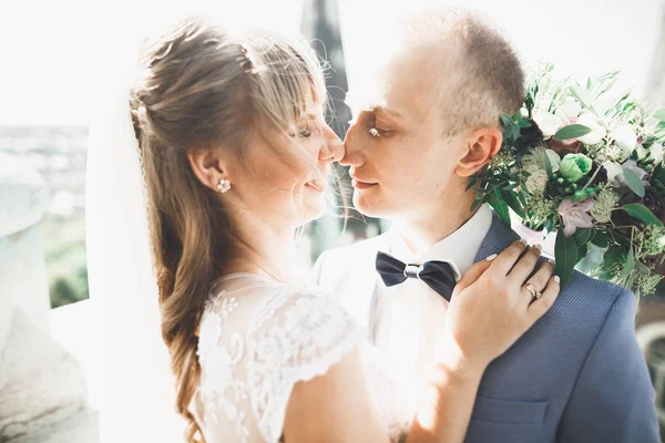 华丽的新婚夫妇在利沃夫老市 — 图库照片