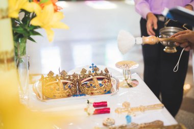 Kilisedeki masanın üzerinde altın taçlar var.