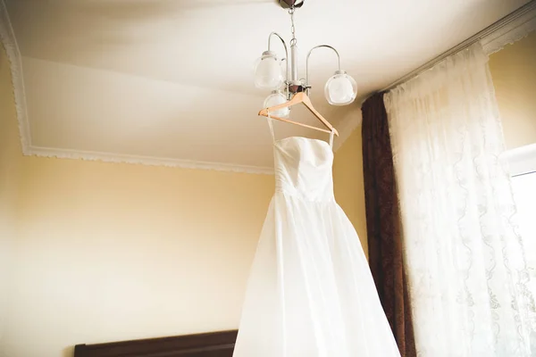 La robe de mariée parfaite dans la chambre de la mariée — Photo