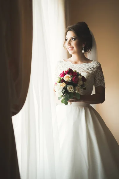 出席婚礼时穿着白色礼服的奢华新娘 — 图库照片
