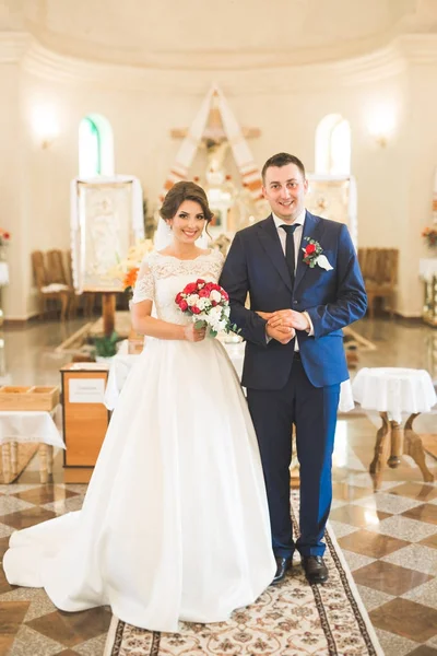 Wedding couple bide and groom get married in a church — Stock Photo, Image