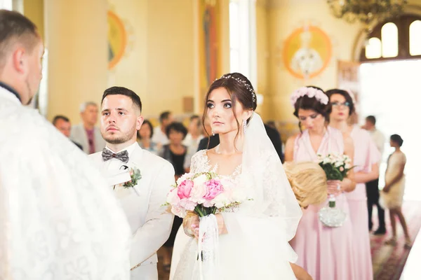 Pasangan pengantin pria dan wanita menikah di gereja. — Stok Foto