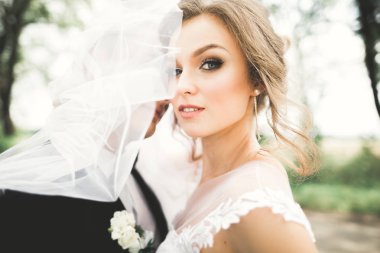 Genç ve güzel bir çiftin yakın çekimi.