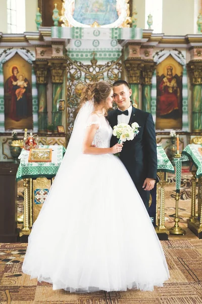 Mariage couple bide et marié se marier dans une église — Photo