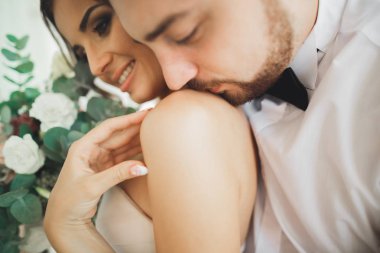 Muhteşem damat yavaşça sarılma şık gelin. Lüks düğün çift şehvetli an