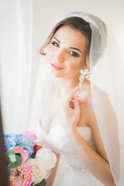 Novia de lujo en vestido blanco posando mientras se prepara para la ceremonia de boda — Foto de Stock