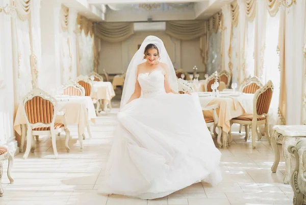 Bela noiva posando em vestido de noiva em hotel de moda — Fotografia de Stock