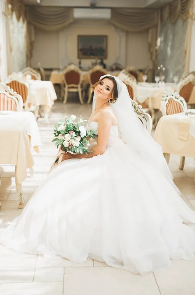 豪華なドレスとブーケの素敵な花嫁 — ストック写真
