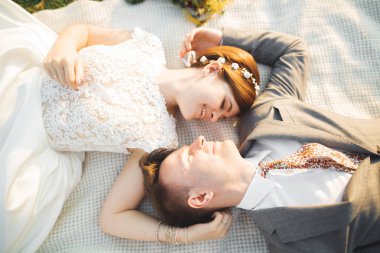 Düğün, güzel romantik gelin ve damat öpüşme, günbatımında kucaklayan