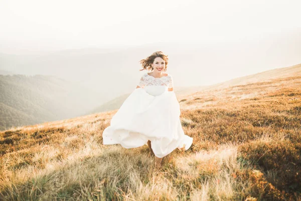 Piękne panny młodej bukiet na tle górskich o zachodzie słońca — Zdjęcie stockowe