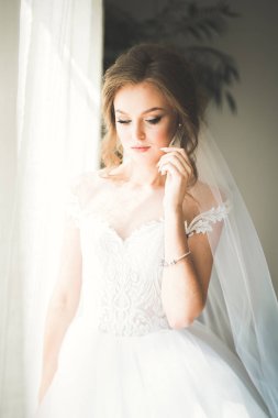Düğün sabahı peçeli güzel bir gelin portresi.