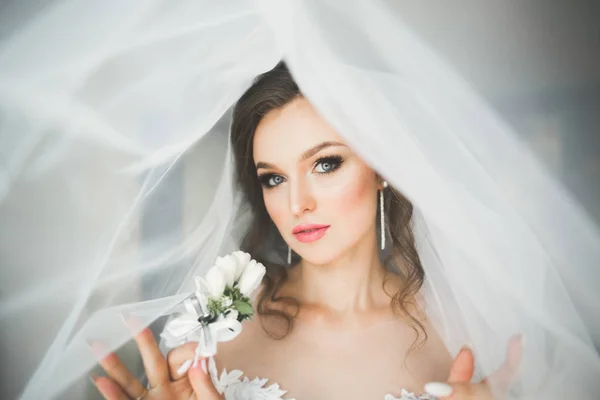 Noiva de luxo em vestido branco posando enquanto se prepara para a cerimônia de casamento — Fotografia de Stock