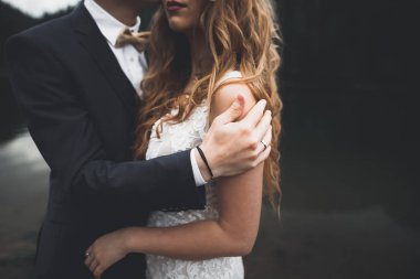 Gelin ve damat el ele tutuşuyor.