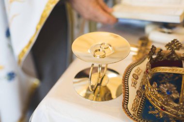 Nikah yüzükleri kilisede törendeydi. Makro