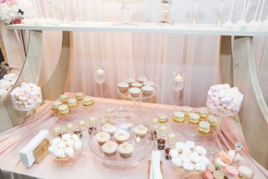 Enfes ve lezzetli bir tatlı masası ve resepsiyonda kapkek fotoğrafları.