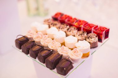 Lezzetli düğün resepsiyonu, tatlı masası.