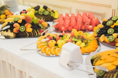 Düğün büfesinde farklı taze meyveler.