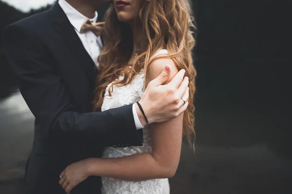 Gelin ve damat el ele tutuşuyor.