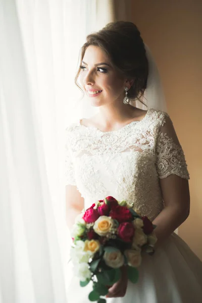 Портрет красивой невесты с фатой на свадьбе утром — стоковое фото