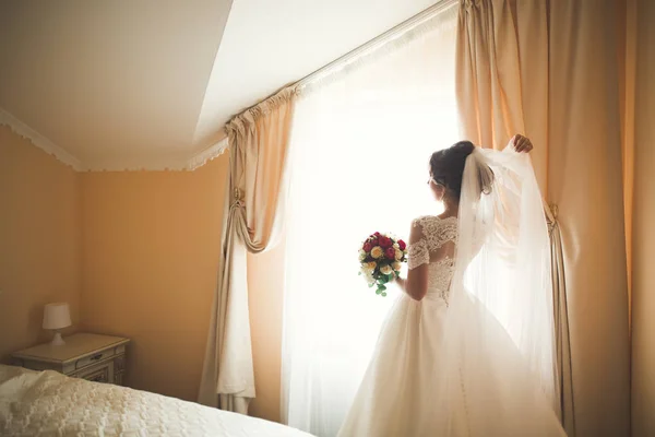 婚礼早上戴着时尚面纱的漂亮新娘的画像 — 图库照片