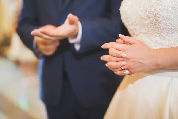 Hochzeitspaar und Bräutigam heiraten in Kirche — Stockfoto