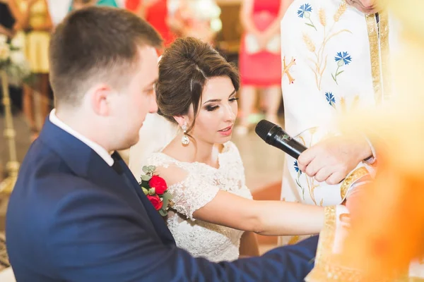 Mariage couple bide et marié se marier dans une église — Photo