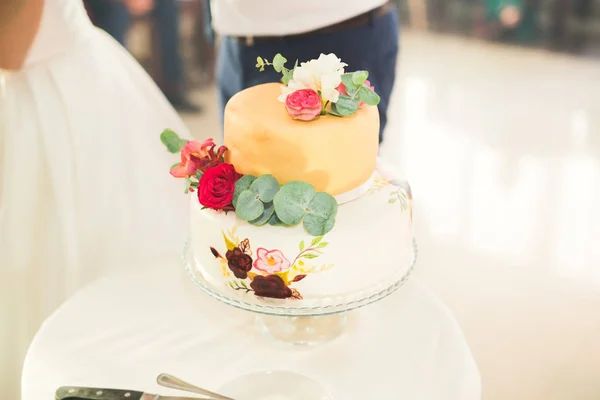 Luxe versierde bruidstaart op tafel — Stockfoto