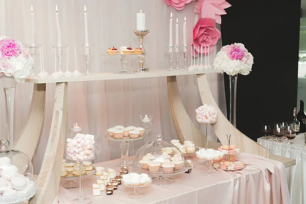 Enfes ve lezzetli bir tatlı masası ve resepsiyonda kapkek fotoğrafları.