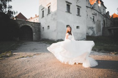 Zarif beyaz elbiseler içinde güzel bir gelin