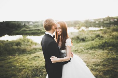 Bahar mevsiminde öpüşen düğün çifti. Yakın plan portre.