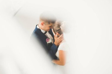 Genç bir çiftin şehvetli portresi. Açık hava.