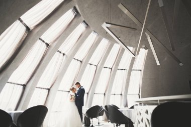 Mükemmel bir çift gelin ve damat düğün günlerinde poz verip öpüşürler.