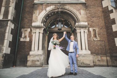 Mükemmel bir çift gelin ve damat düğün günlerinde poz verip öpüşürler.