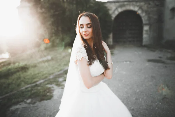 Bella sposa di lusso in elegante abito bianco — Foto Stock