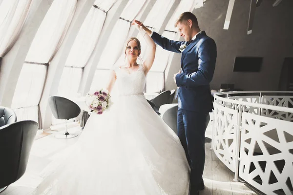 Ravissant couple de mariage heureux, mariée avec longue robe blanche posant dans la belle ville — Photo