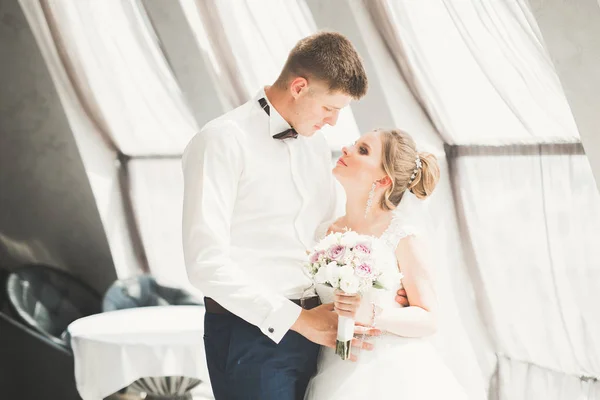 Sinnliches Porträt eines jungen Hochzeitspaares. Draußen — Stockfoto