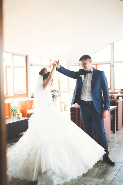 Szép boldog házaspár, menyasszony hosszú fehér ruha pózol a gyönyörű városban — Stock Fotó