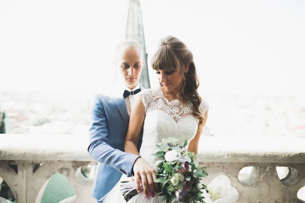 Casal bonito elegante beijando e abraçando no fundo vista panorâmica da cidade velha — Fotografia de Stock