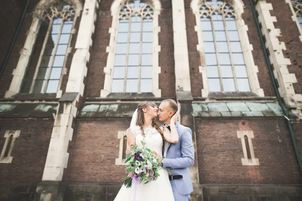 Pareja de matrimonio de lujo, novia y novio posando en la ciudad vieja — Foto de Stock