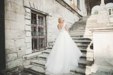 Mükemmel gelinlik ve buket eski kale poz ile güzel zarif gelin