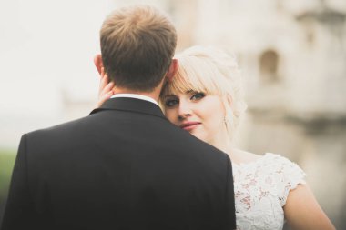 Bahar mevsiminde öpüşen düğün çifti. Yakın plan portre.